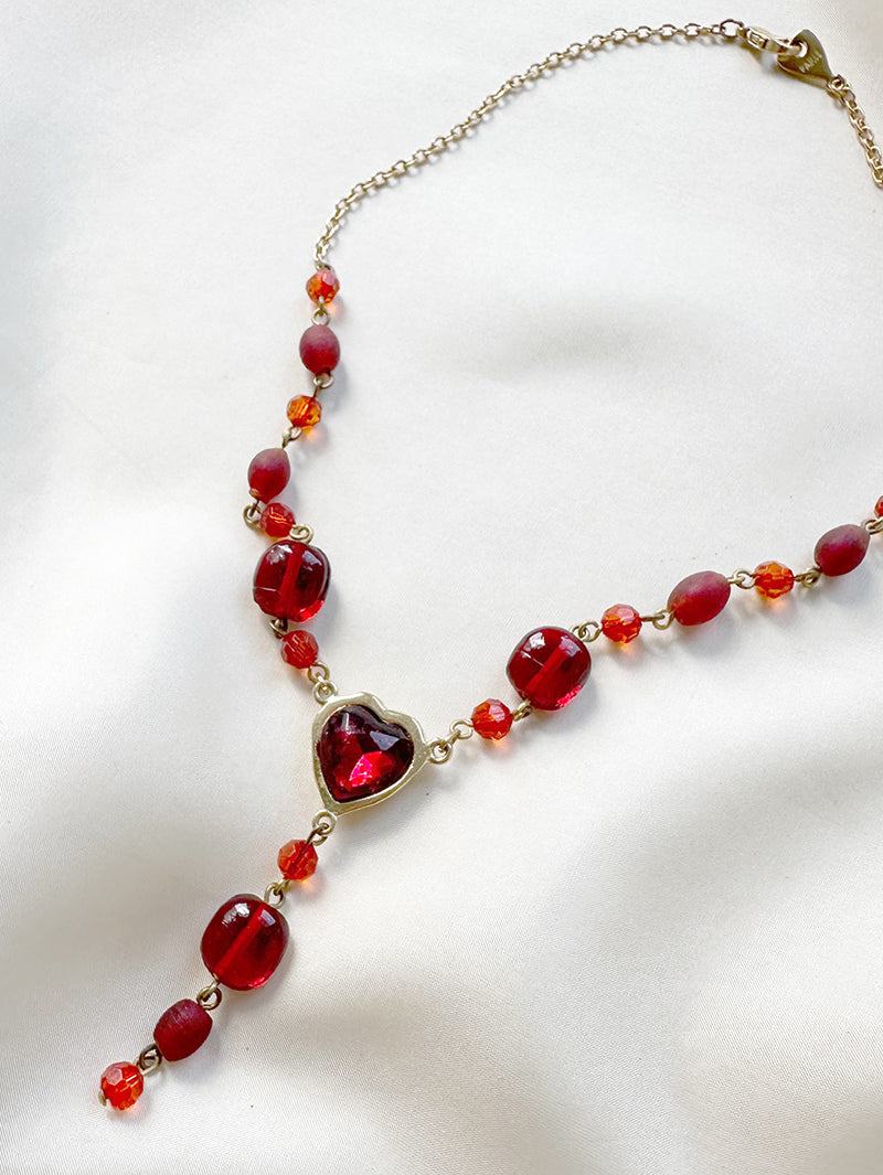 Designer collier met rode kralen en hartje
