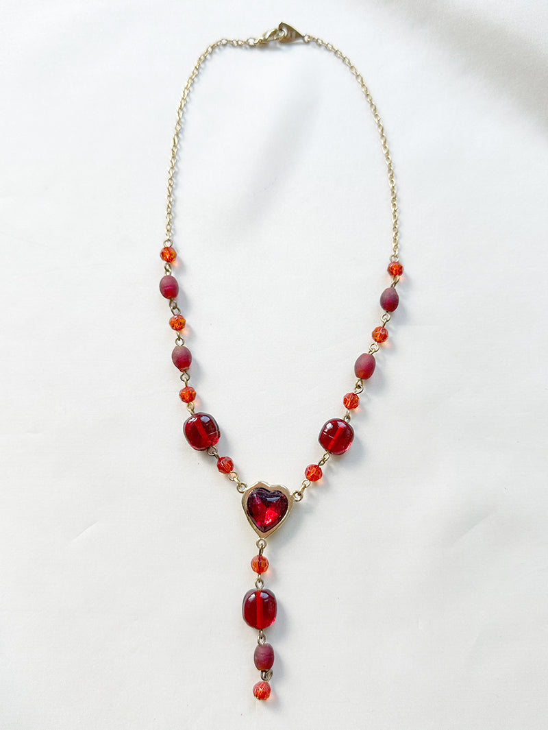 Designer collier met rode kralen en hartje