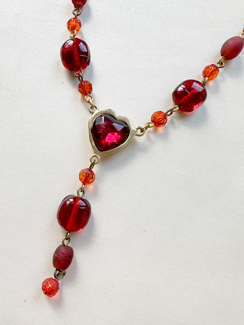 Designer collier met rode kralen en hartje