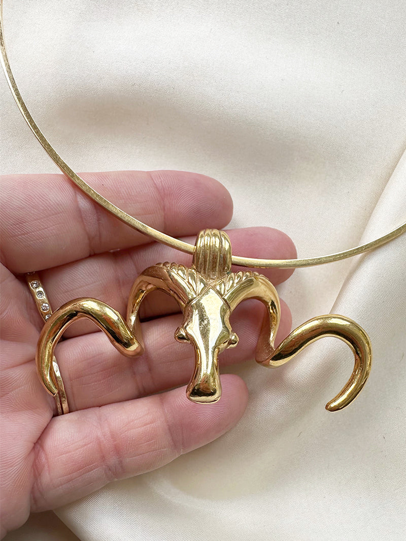 Vergulde ketting met ramhoofd