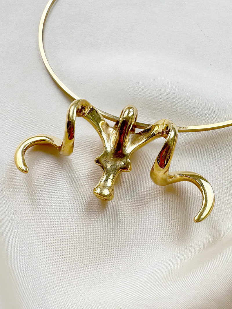 Vergulde ketting met ramhoofd