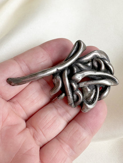 Verzilverde fantasie broche