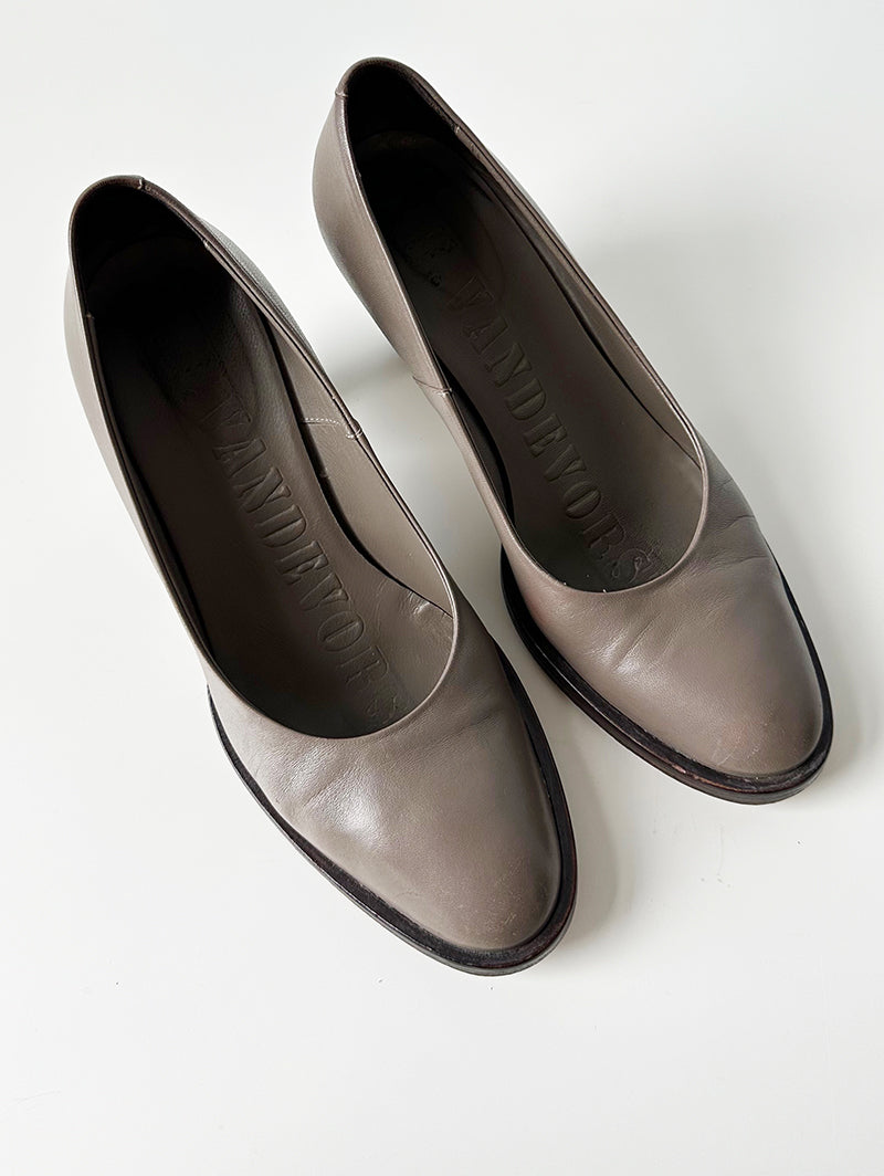 Taupe designer pumps | 38,5