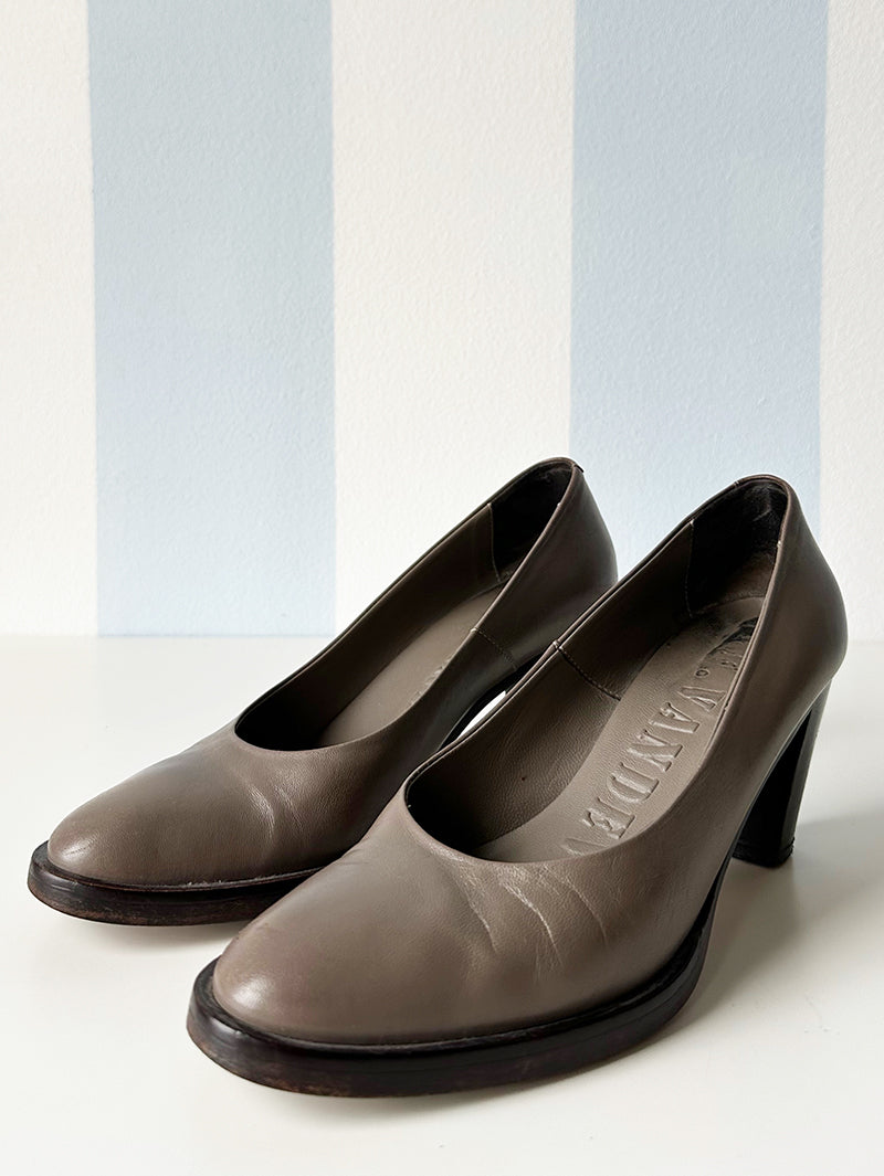 Taupe designer pumps | 38,5