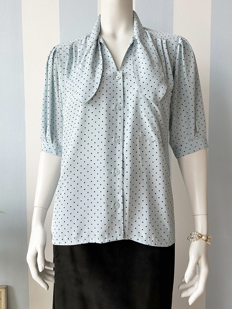 Lichtblauw polkadot strikblousje