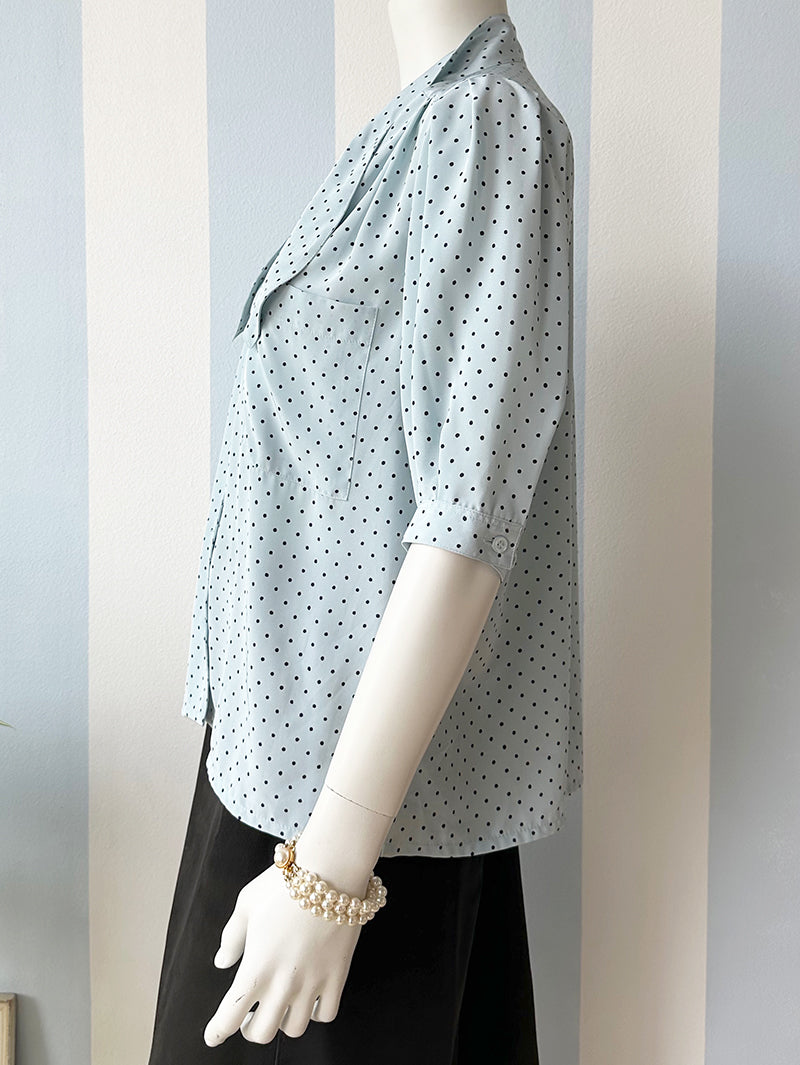 Lichtblauw polkadot strikblousje