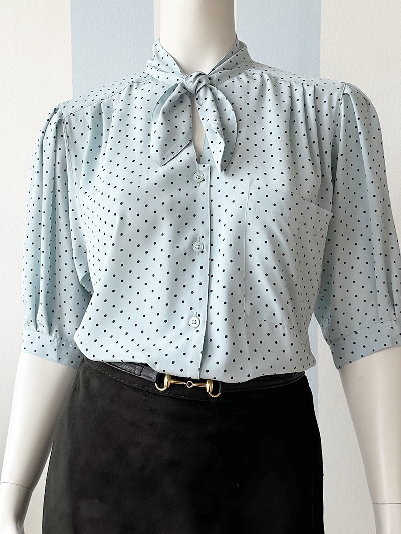 Lichtblauw polkadot strikblousje