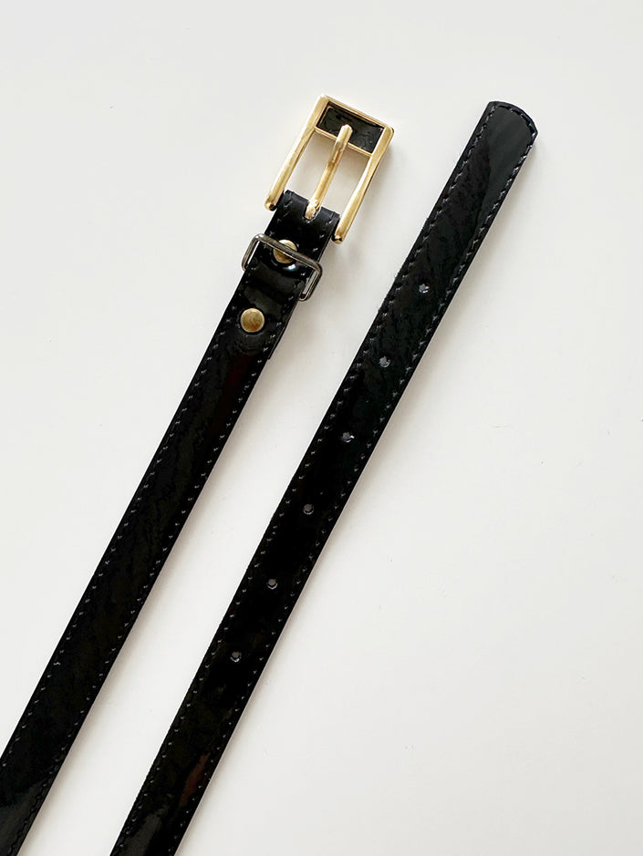 Smal zwart lak riempje