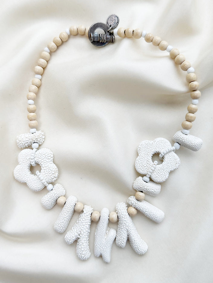 Designer ketting van aardewerk en hout