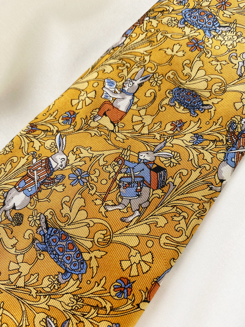 Zijden stropdas met hazen en schildpadden