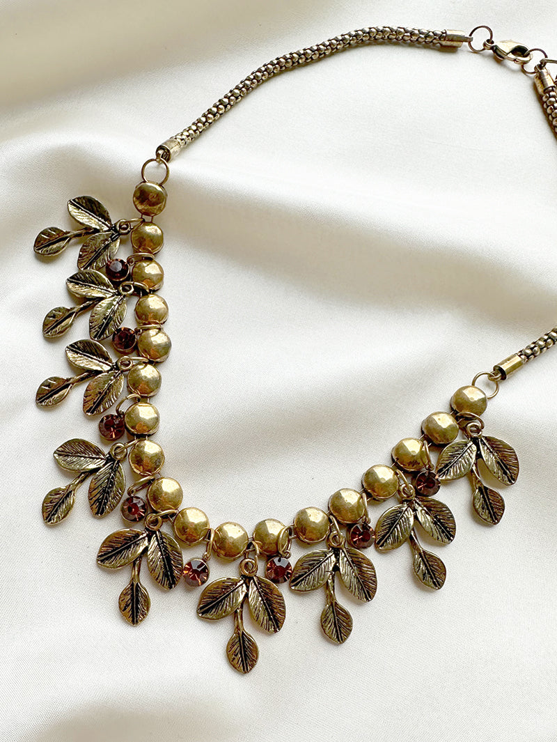 Collier met gouden blaadjes