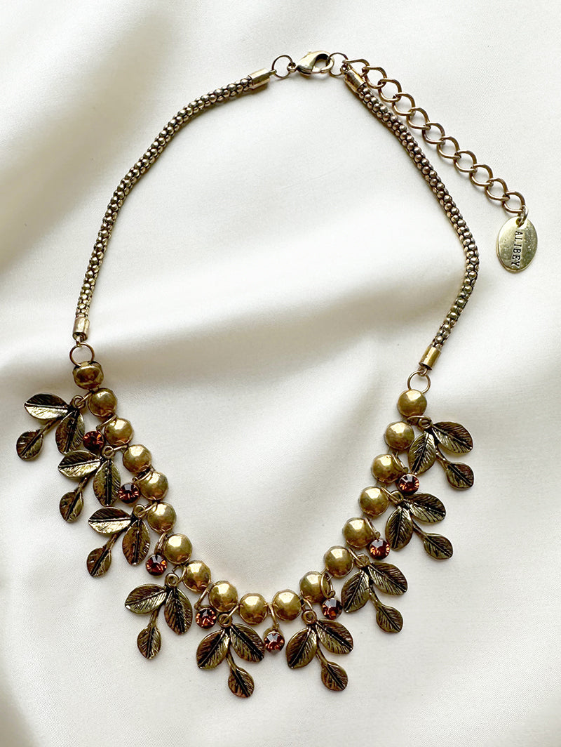 Collier met gouden blaadjes