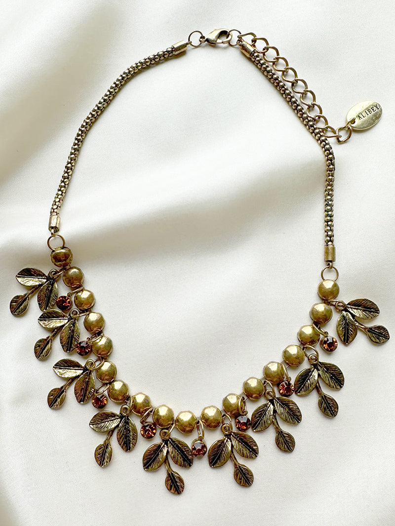 Collier met gouden blaadjes