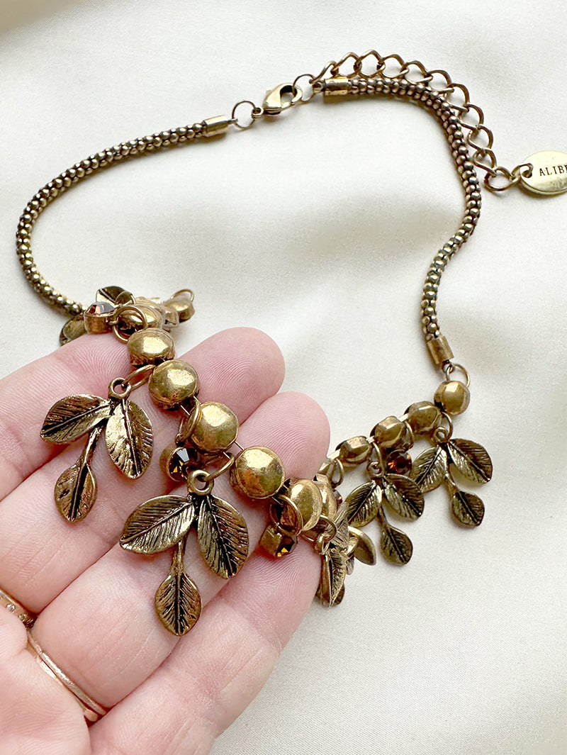 Collier met gouden blaadjes