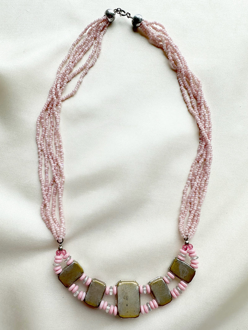 Roze collier met grote stenen