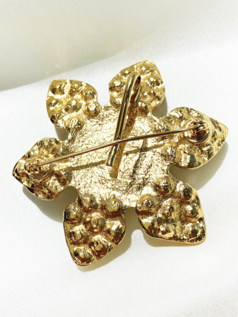 Vergulde designer broche