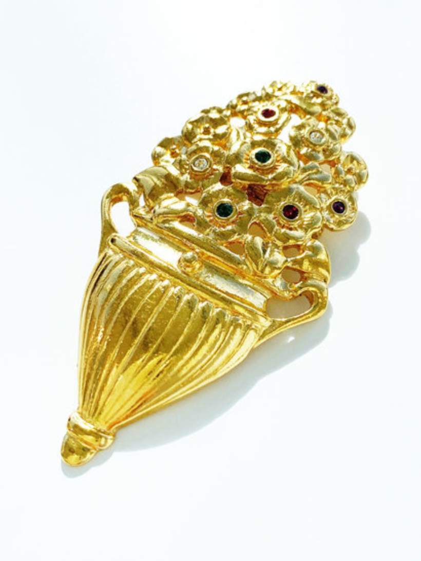 Vergulde amfora met bloemen broche