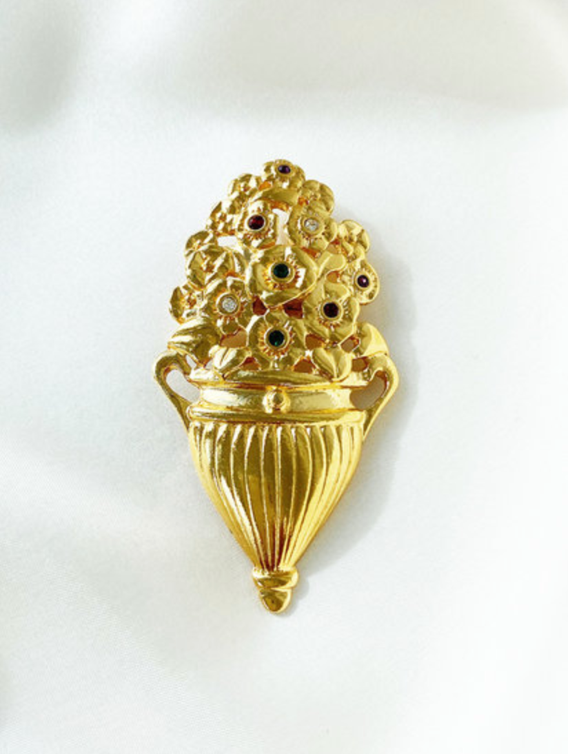 Vergulde amfora met bloemen broche