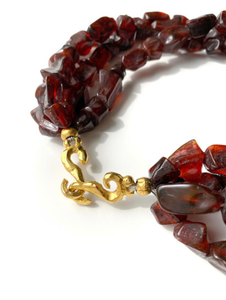 Chunky resin collier